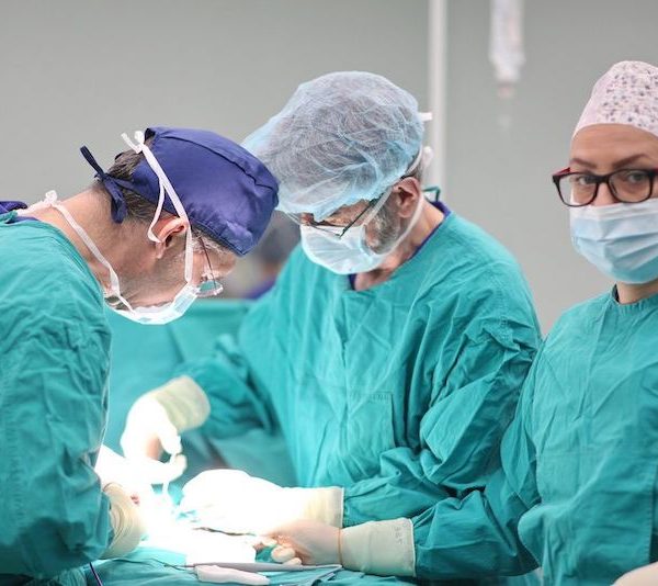 Hirurške intervencije obavljaju se u visokospecijalizovanom centru Euromedik, najsavremenijem i najvećem lancu privatnih zdravstvenih ustanova u Srbiji.