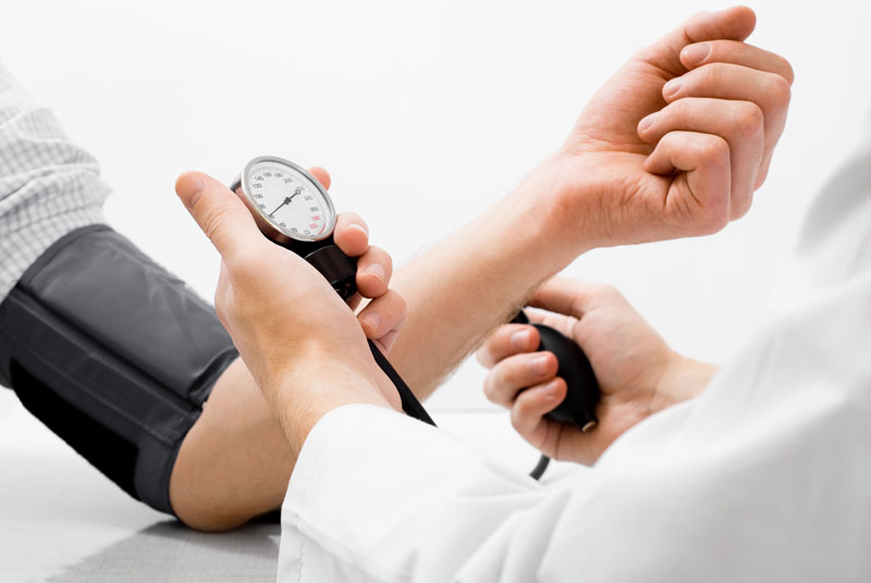 Postupci za namjerno mijenjanje krvnog tlaka u akutnom moždanom udaru | Cochrane